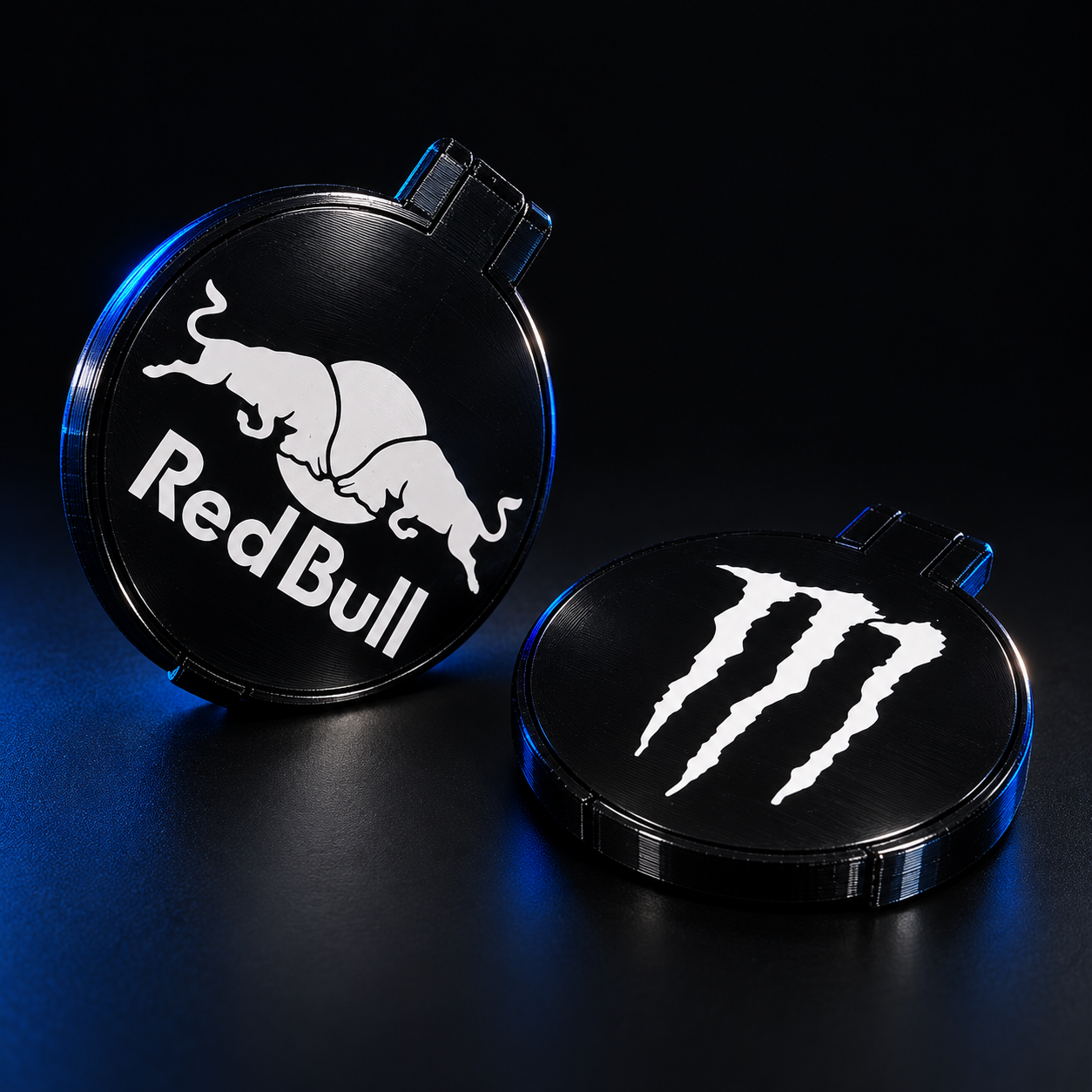 Lysende brikker med Red Bull og Monster-logo