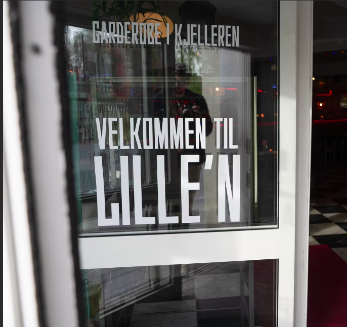 Dørdekor med velkomsttekst hos Lille'n